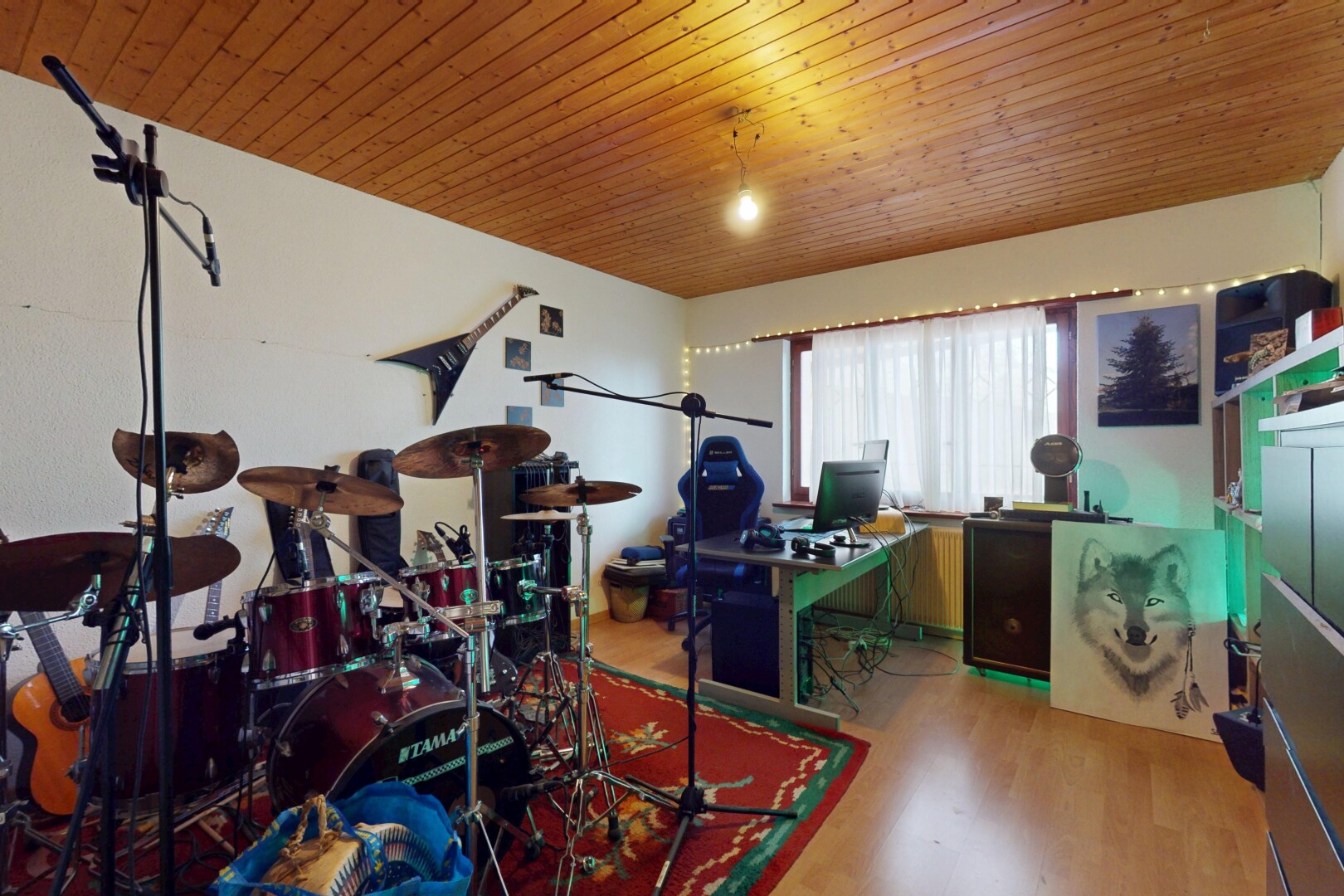 chambre avec plafond de bois, lumière naturelle, télévision, et plancher de bois