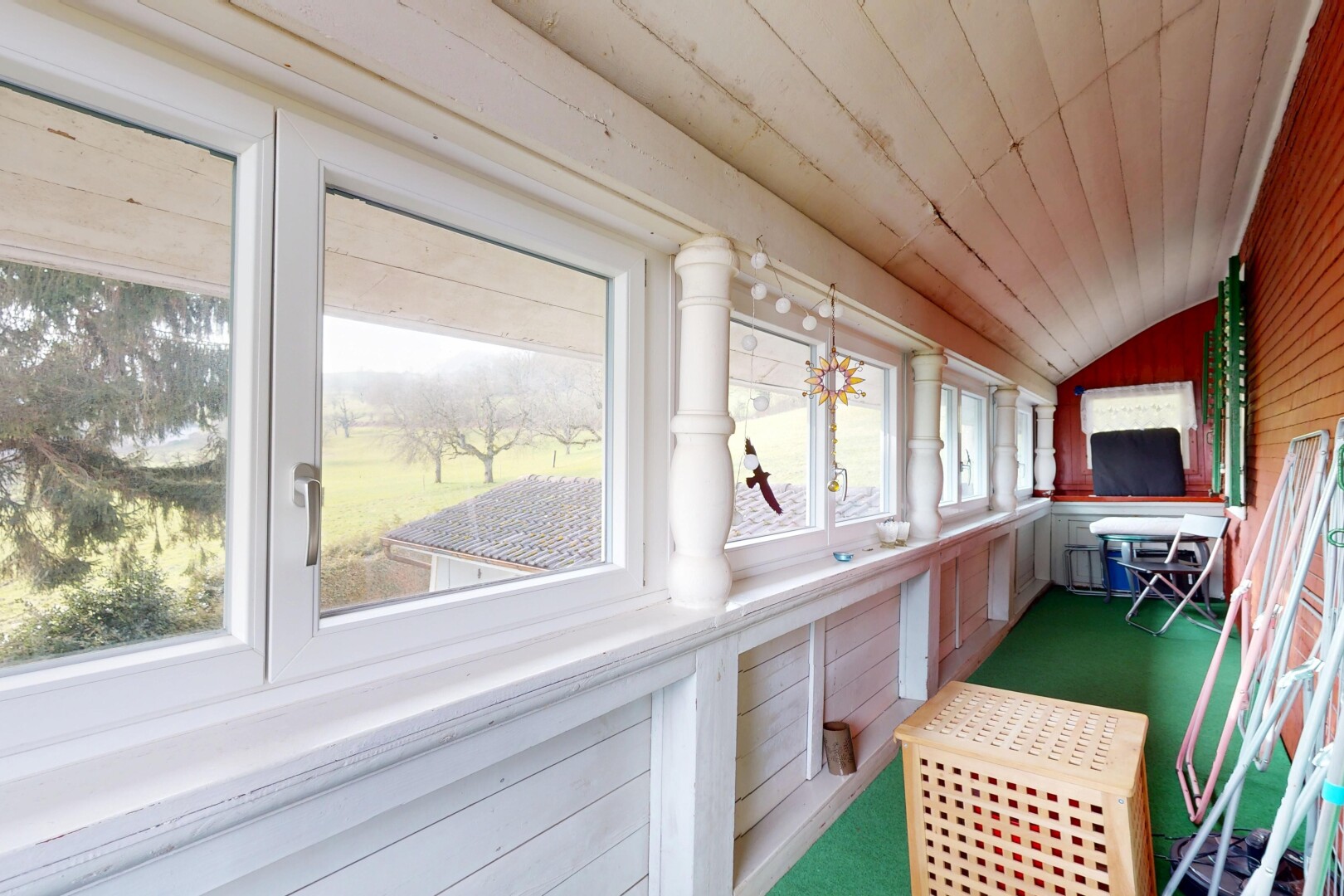 espace intérieur avec lumière naturelle et plafond de bois