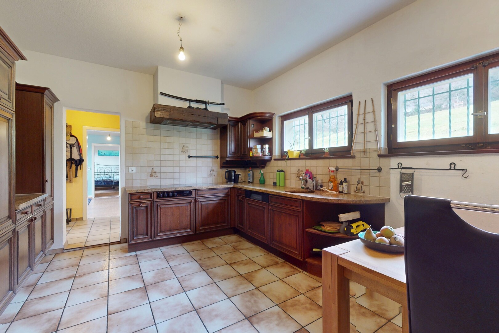 cuisine avec crédence, plan de travail, et meubles à panneaux en relief