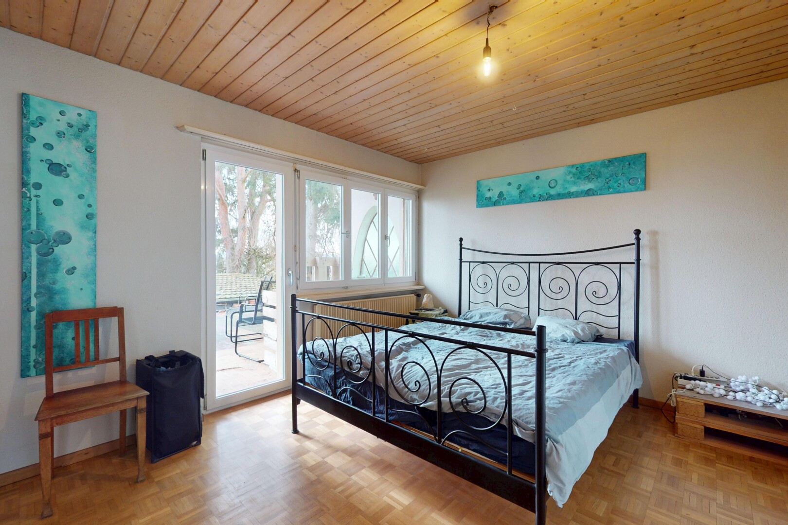 chambre avec parquet, plafond de bois, accès à l'extérieur, et lumière naturelle