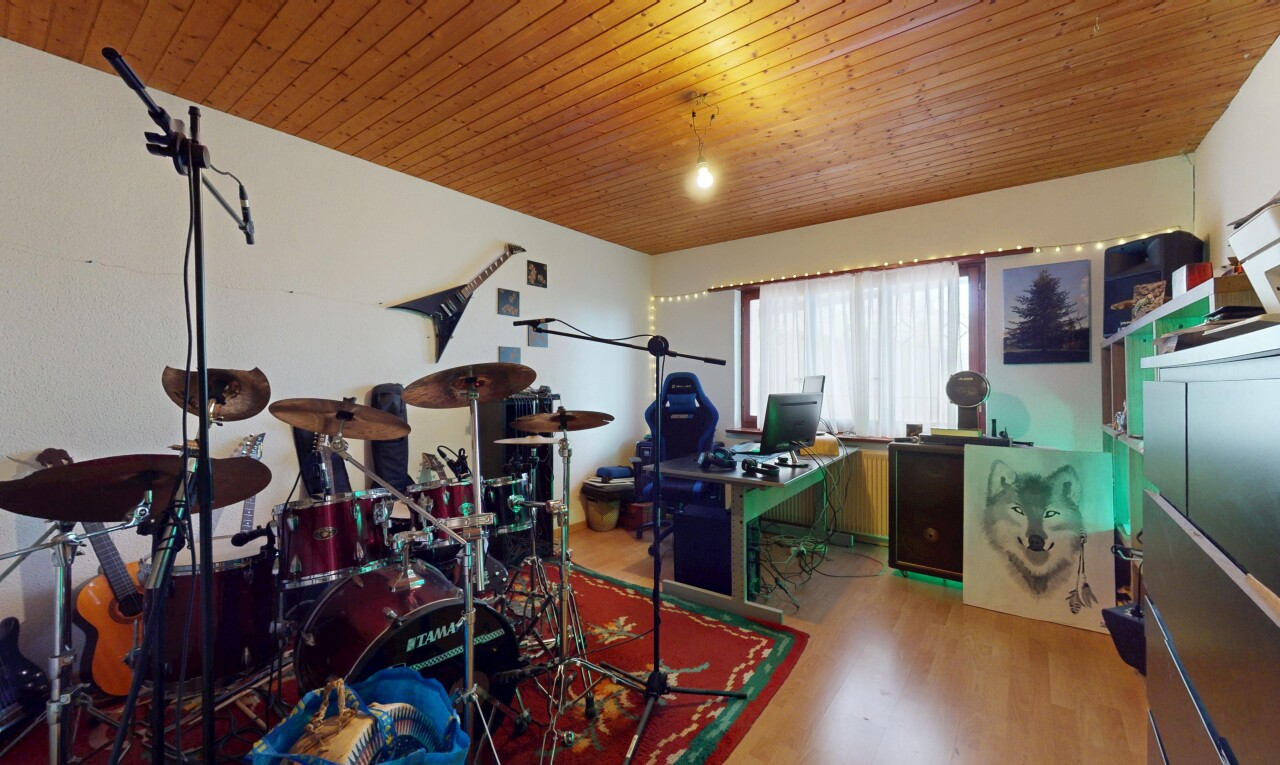 chambre avec plafond de bois, lumière naturelle, télévision, et plancher de bois