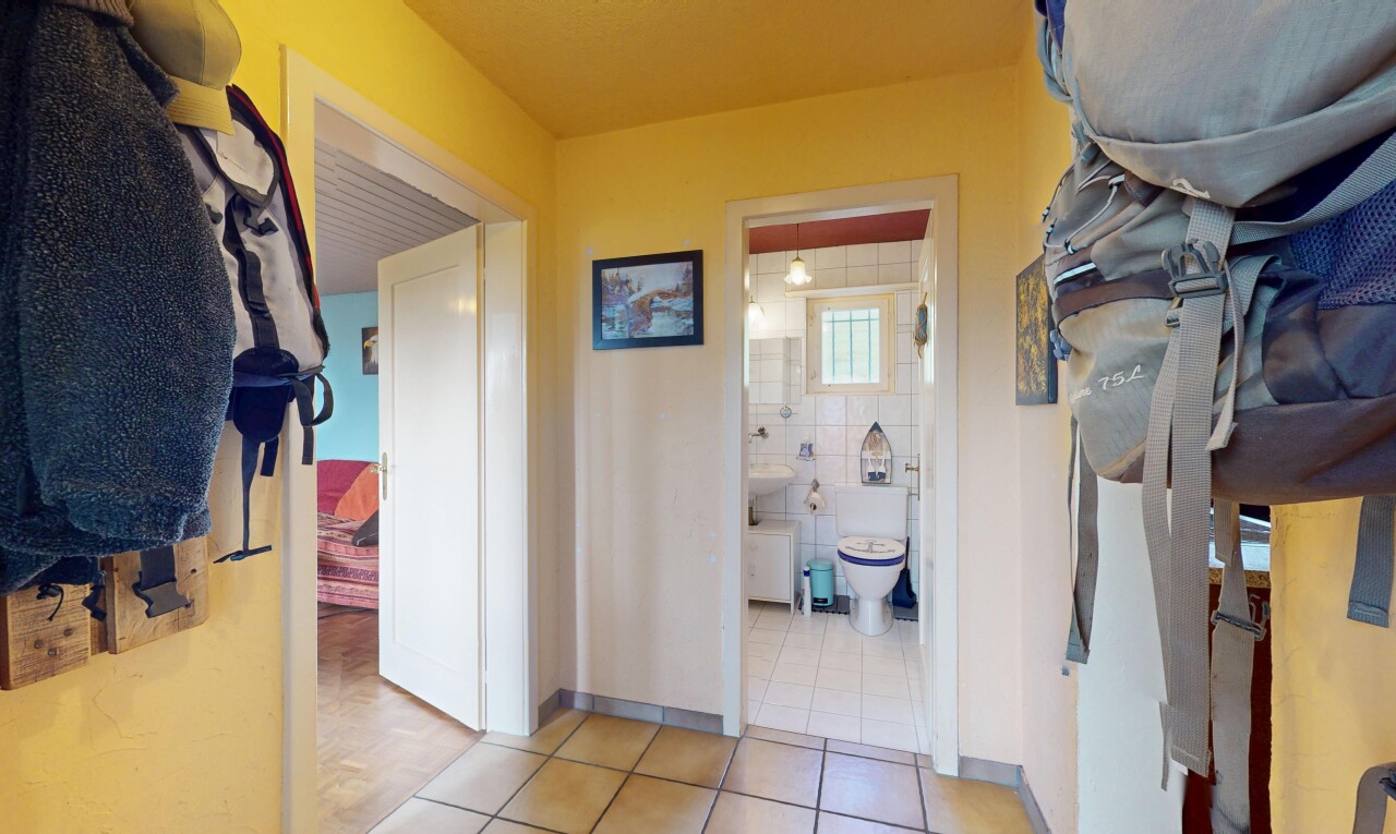 couloir avec lumière naturelle et carrelage