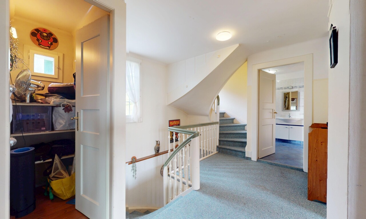 espace intérieur avec lumière naturelle et moquette
