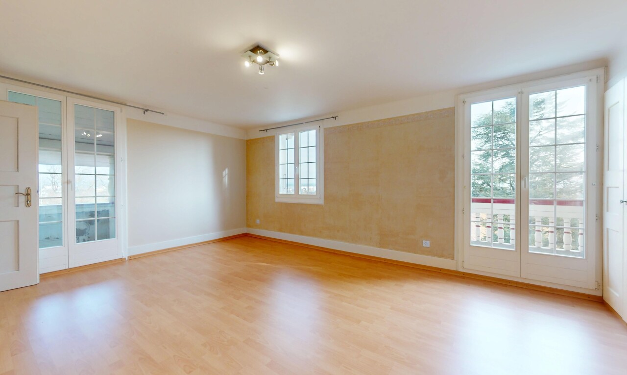pièce vide avec lumière naturelle et plancher de bois