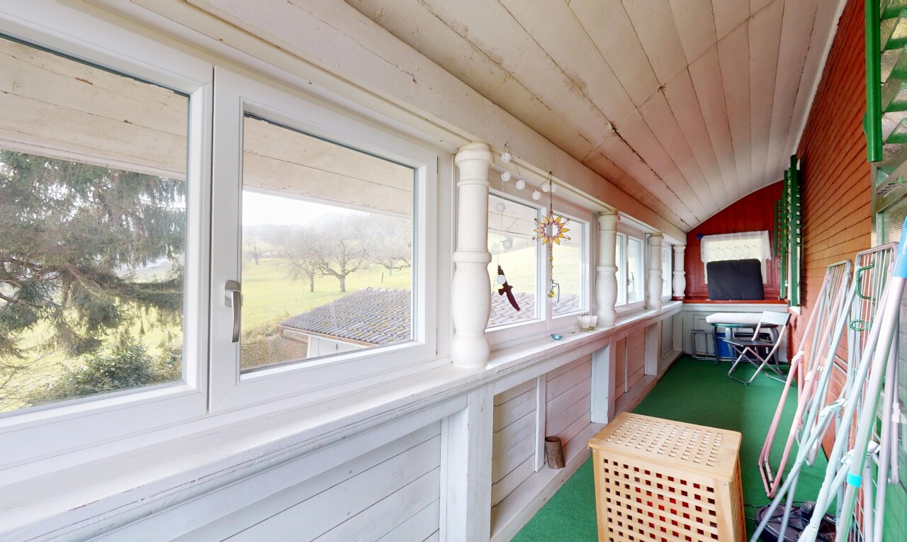 espace intérieur avec lumière naturelle et plafond de bois