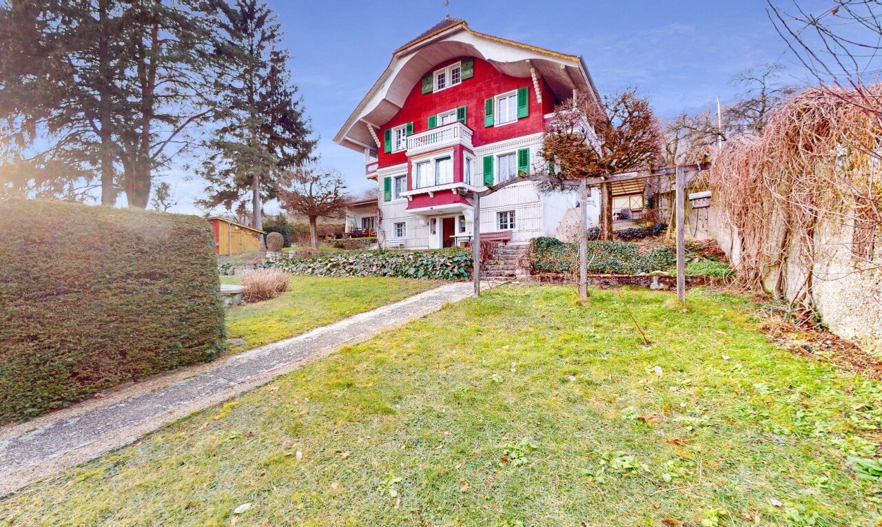 façade avec pelouse et clôture