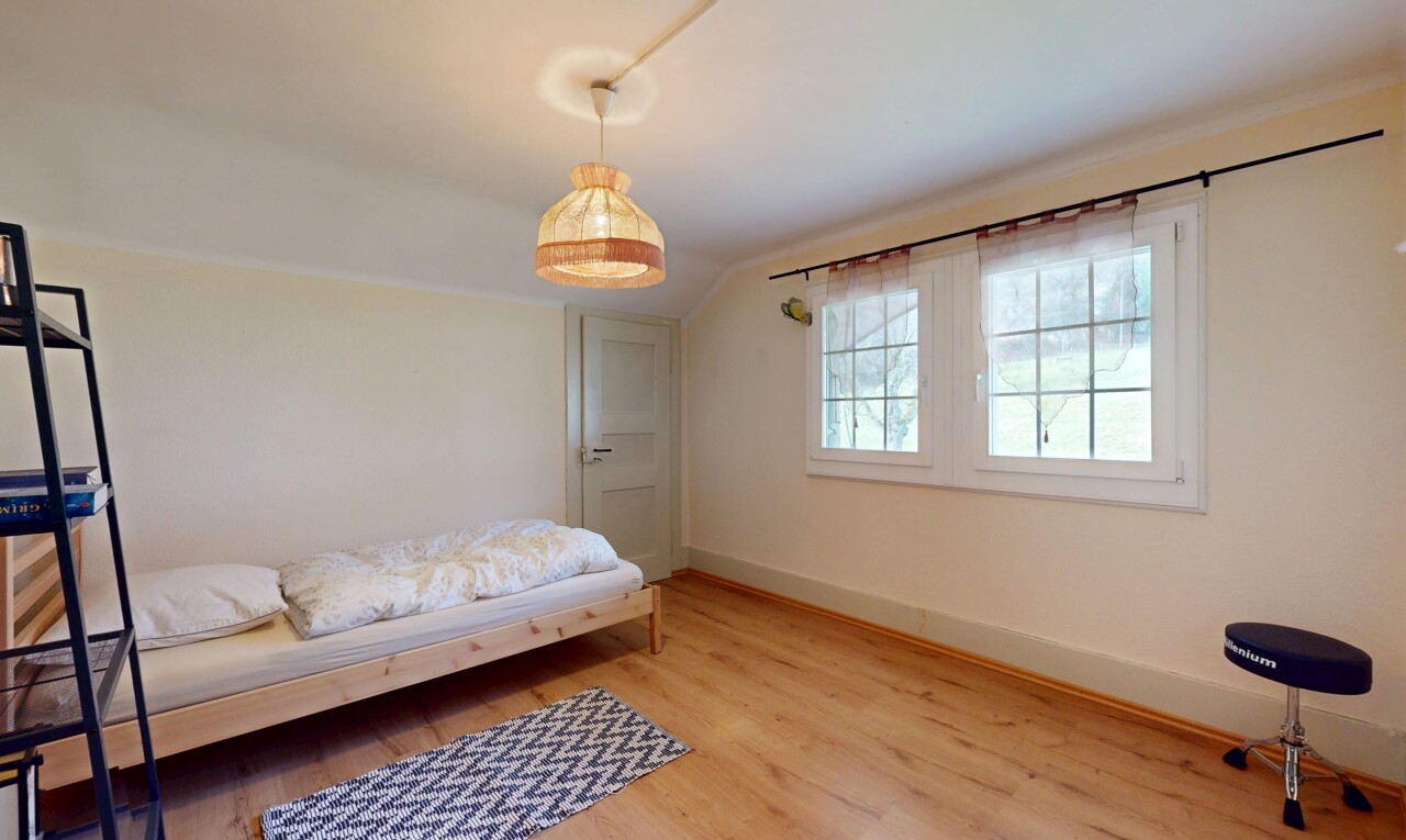 chambre avec plafond bas, plafond voûté, lumière naturelle, et plancher de bois