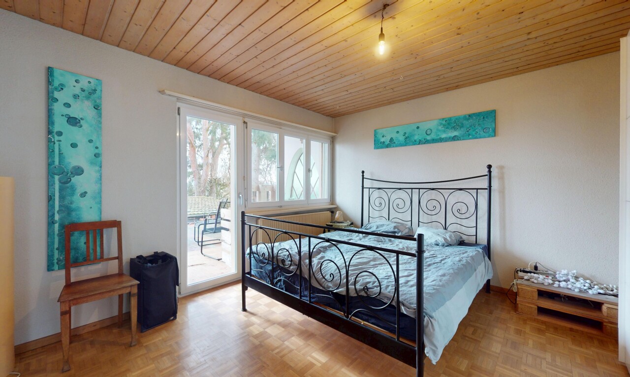 chambre avec parquet, plafond de bois, accès à l'extérieur, et lumière naturelle