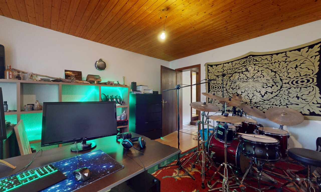 espace intérieur avec télévision et plafond de bois