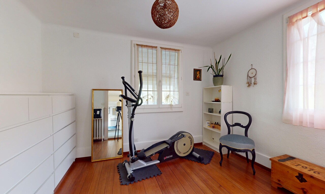 gym avec plancher de bois et lumière naturelle