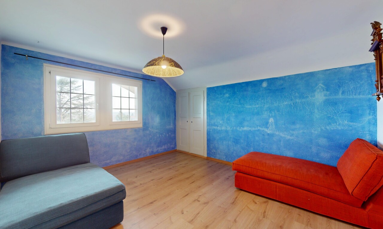 salon avec lumière naturelle, plafond voûté, plancher de bois, et plafond bas