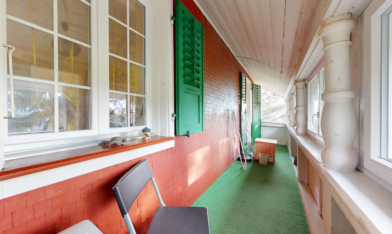 espace intérieur avec plafond de bois, mur en briques, moquette, et lumière naturelle