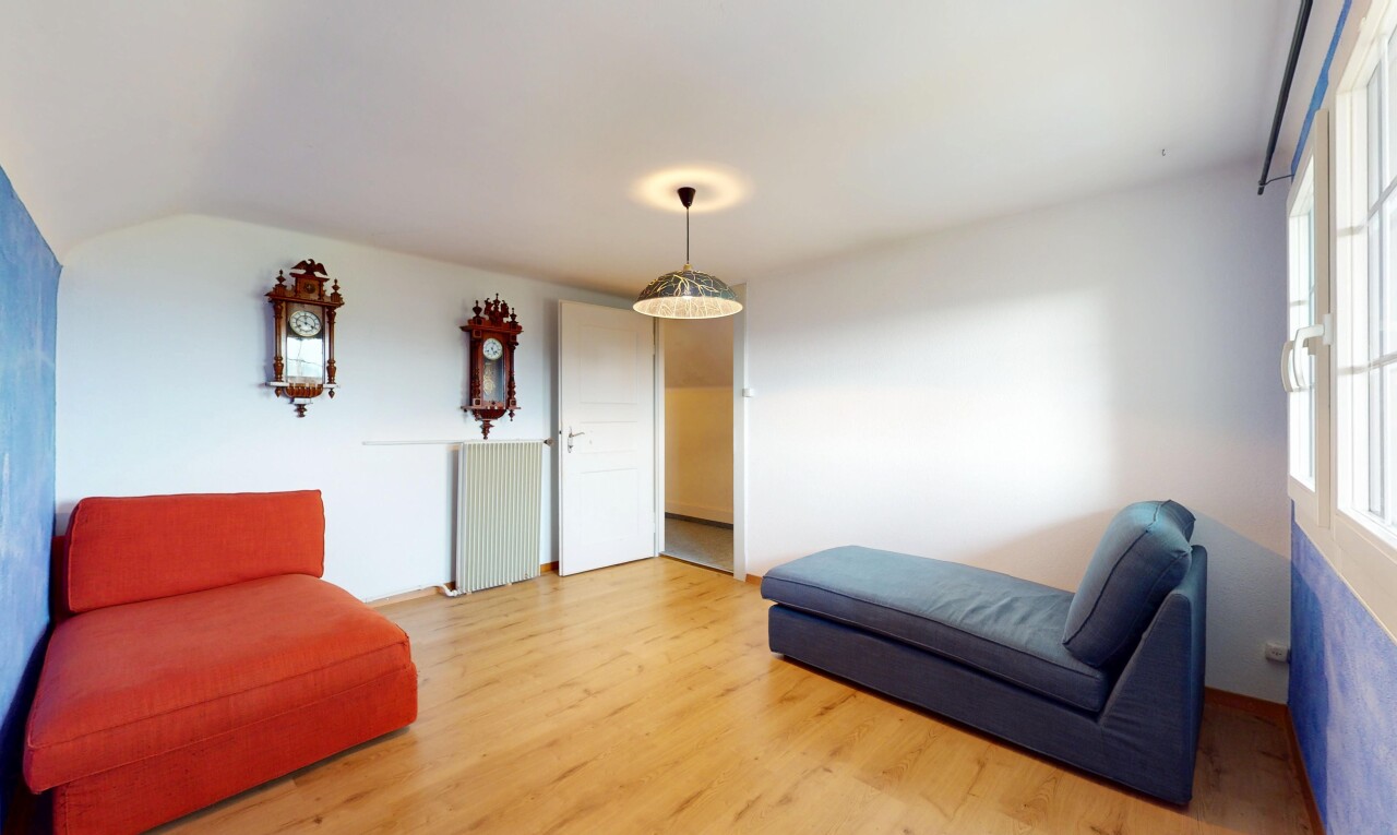 salon avec plafond voûté et plancher de bois