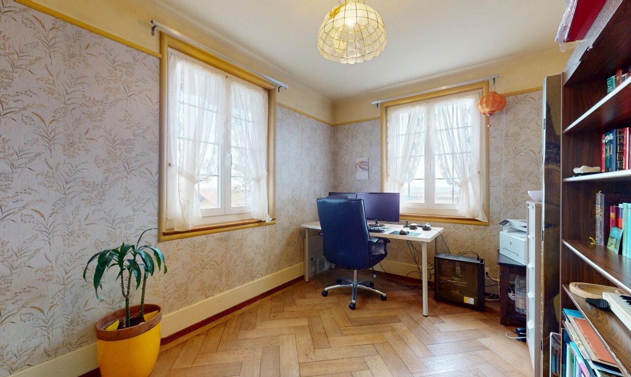 bureau avec parquet, lumière naturelle, et télévision