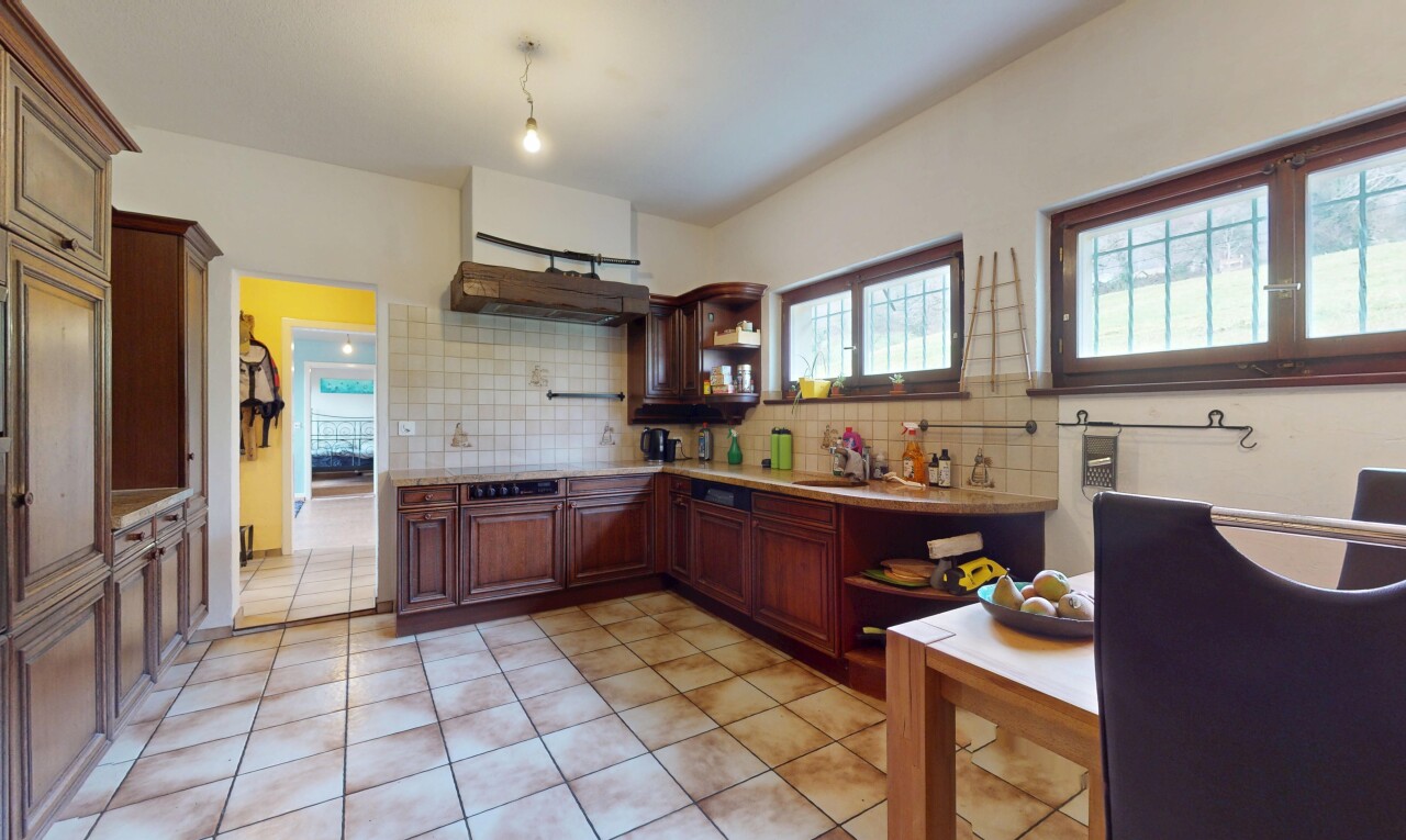 cuisine avec crédence, plan de travail, et meubles à panneaux en relief