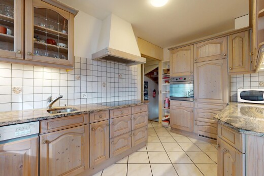 küche mit hochgezogene schränke, dunstabzugshaube, waschbecken, und ofen