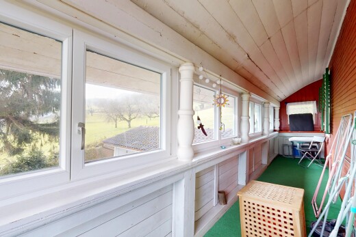 espace intérieur avec lumière naturelle et plafond de bois