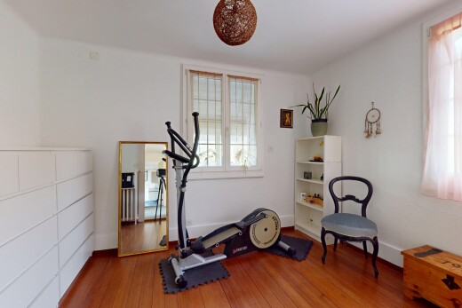 gym avec plancher de bois et lumière naturelle