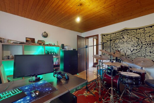 espace intérieur avec télévision et plafond de bois