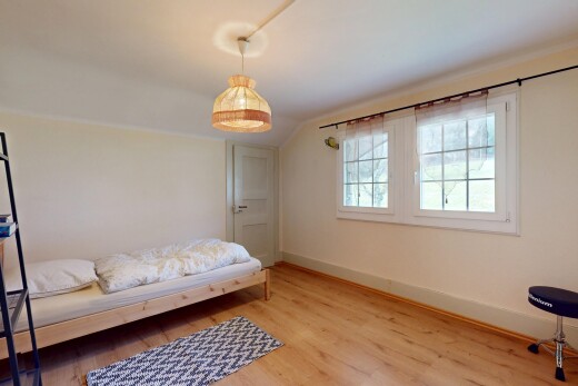 chambre avec plafond bas, plafond voûté, lumière naturelle, et plancher de bois