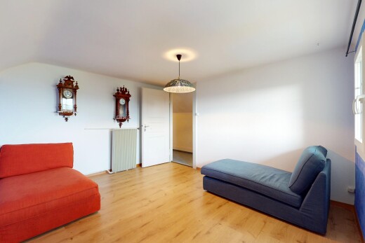 salon avec plafond voûté et plancher de bois