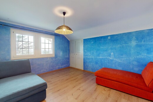 salon avec lumière naturelle, plafond voûté, plancher de bois, et plafond bas