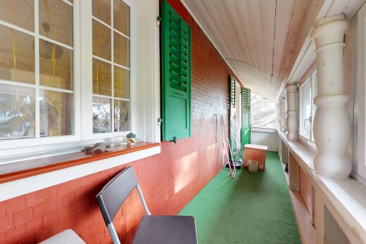 espace intérieur avec plafond de bois, mur en briques, moquette, et lumière naturelle
