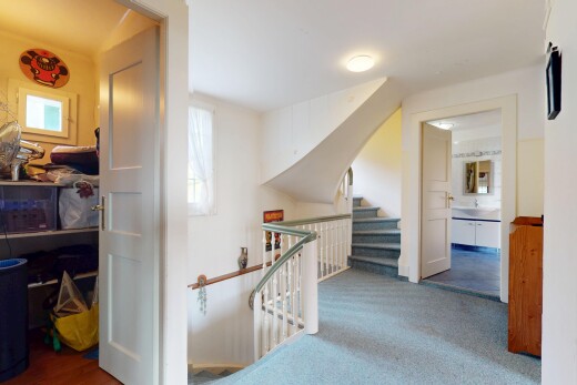 espace intérieur avec lumière naturelle et moquette