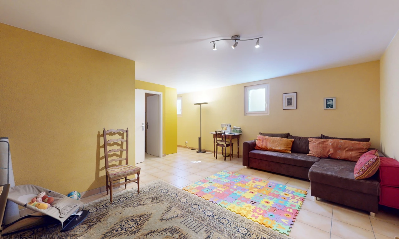 salon / salle à manger avec carrelage, lumière naturelle, et éclairage sur rail