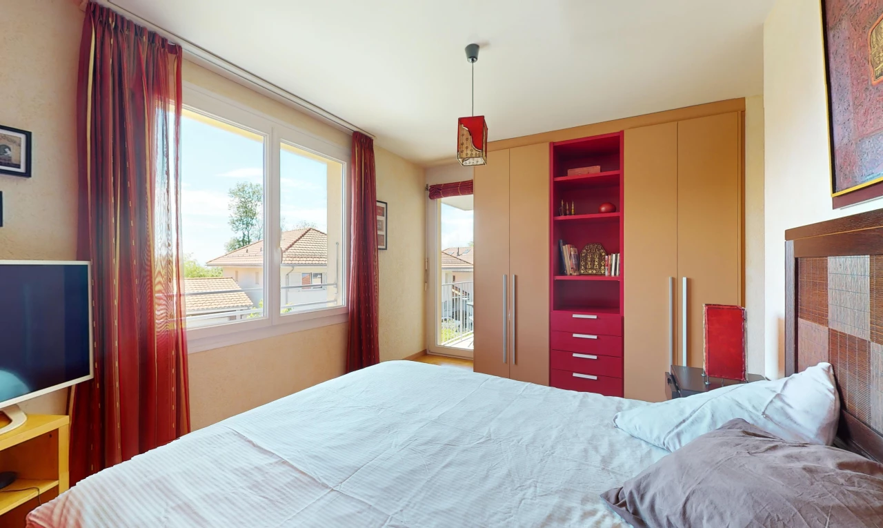 chambre avec télévision et lumière naturelle