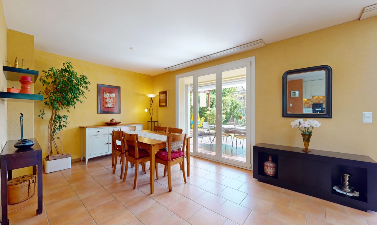 salle à manger avec lumière naturelle et carrelage