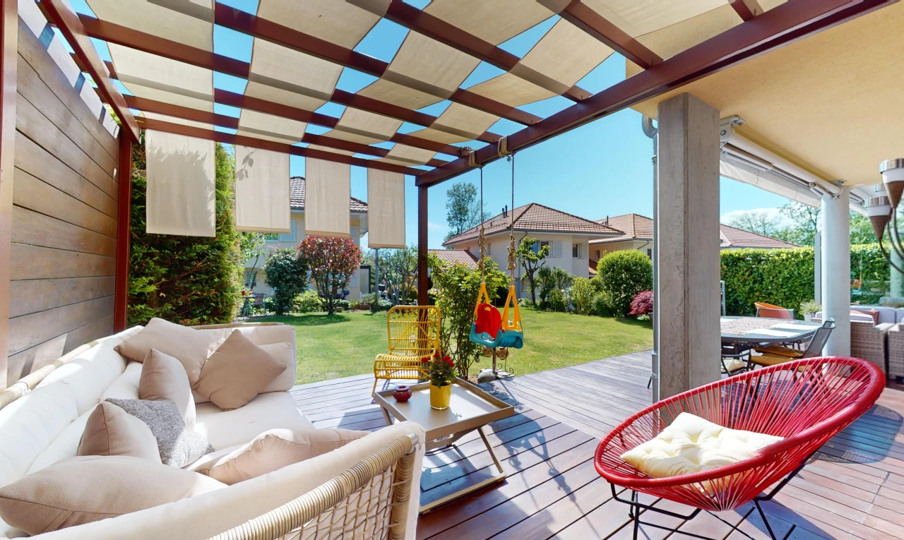 terrasse avec espace de vie extérieur, pelouse, pergola, et terrasse en bois