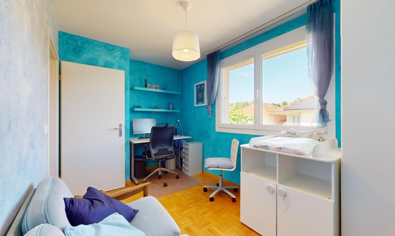 bureau avec lumière naturelle, parquet, et télévision