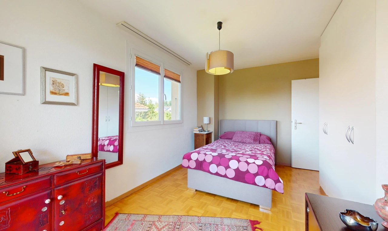 chambre avec lumière naturelle et parquet