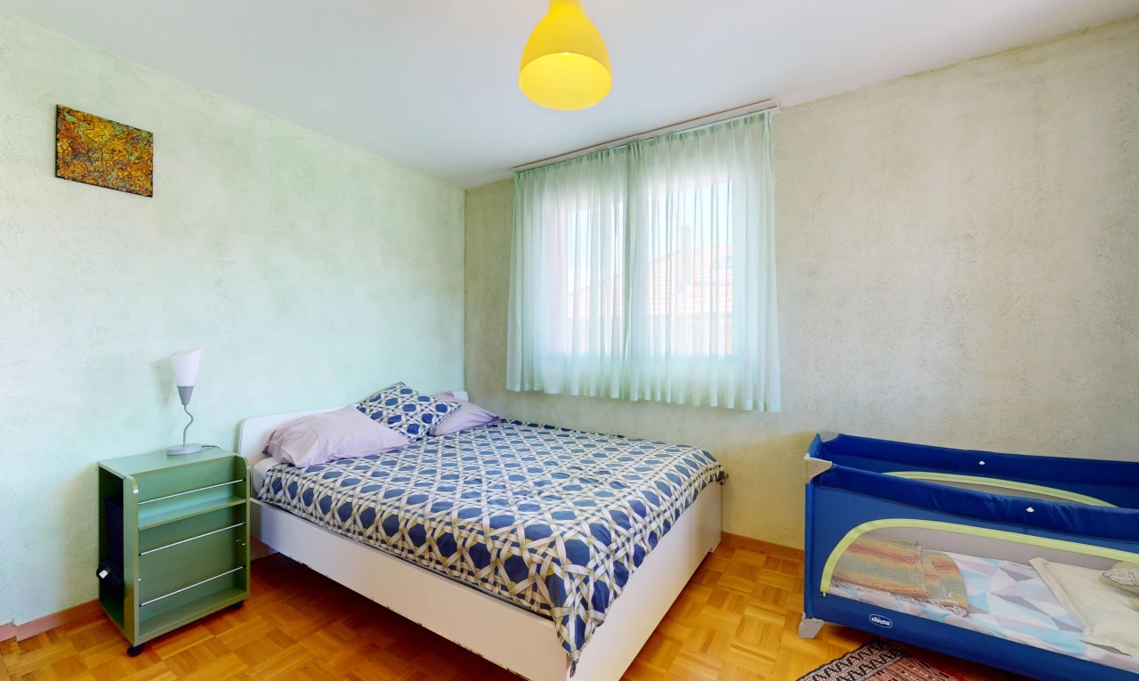 chambre avec lumière naturelle et parquet