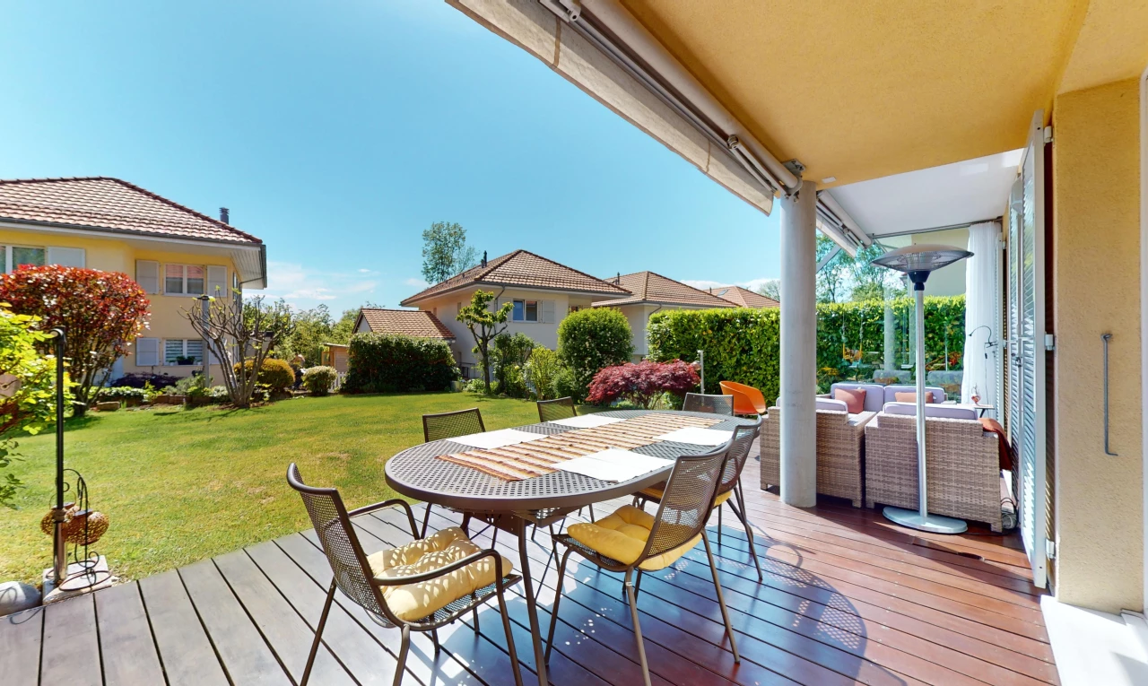 terrasse avec espace de vie extérieur, pelouse, et terrasse en bois