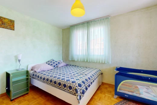 chambre avec lumière naturelle et parquet