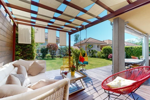 terrasse avec espace de vie extérieur, pelouse, pergola, et terrasse en bois