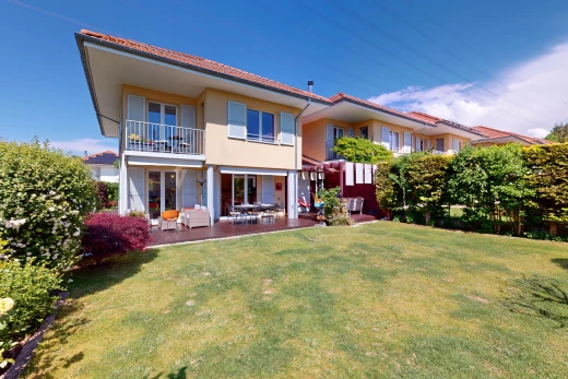 façade avec balcon, patio, et pelouse