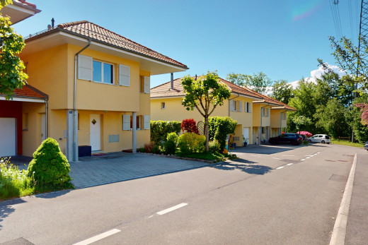 view of outdoor house