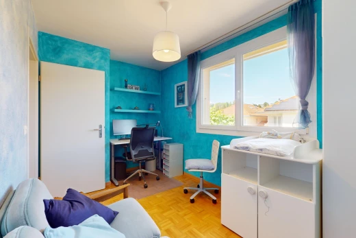 bureau avec lumière naturelle, parquet, et télévision