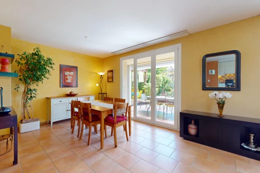 salle à manger avec lumière naturelle et carrelage