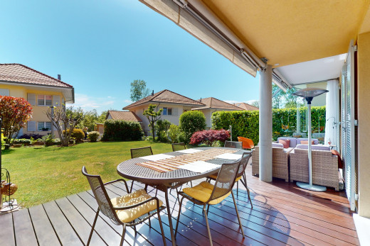 terrasse mit deck, rasen, und wohnraum im freien