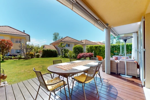 terrasse avec espace de vie extérieur, pelouse, et terrasse en bois