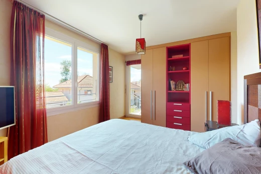 chambre avec télévision et lumière naturelle
