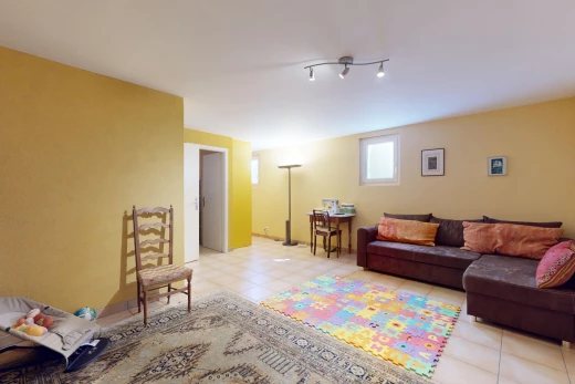 salon / salle à manger avec carrelage, lumière naturelle, et éclairage sur rail