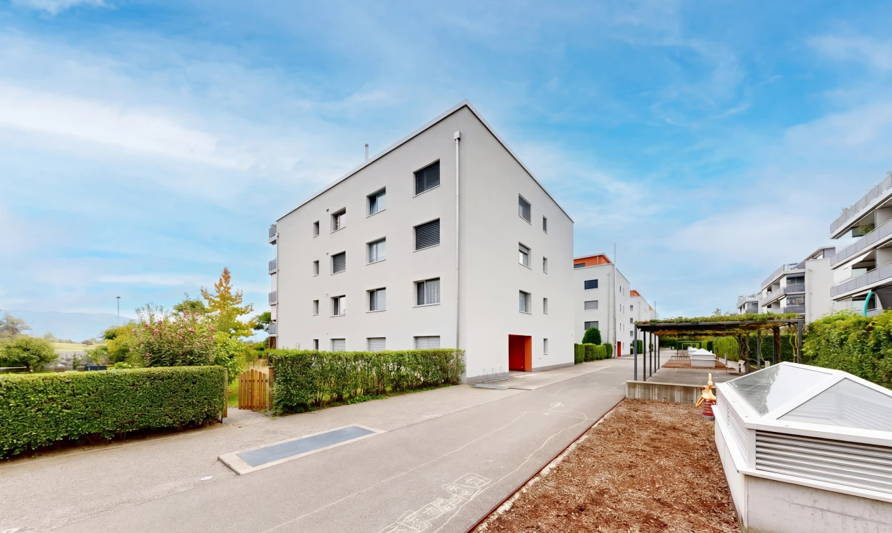 view of apartment building / complex