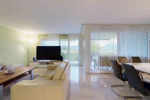 wohn- / esszimmer mit fernseher, außenzugang, drywall, gipskartonwand, und light floor