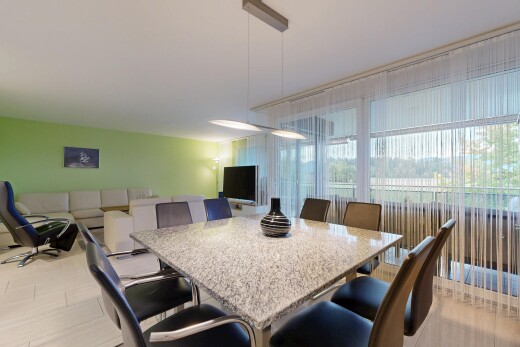 wohn- / esszimmer mit drywall, gipskartonwand, fernseher, und light floor