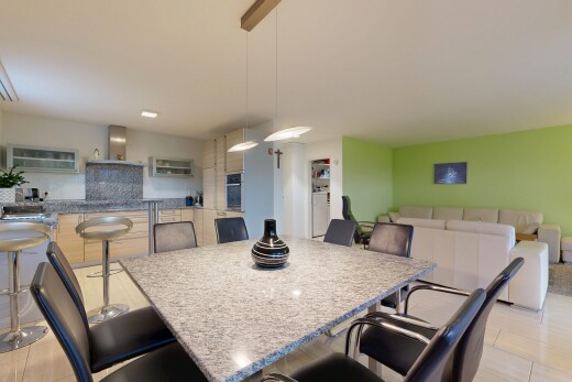 wohn- / esszimmer mit light floor, drywall, gipskartonwand, und inside property